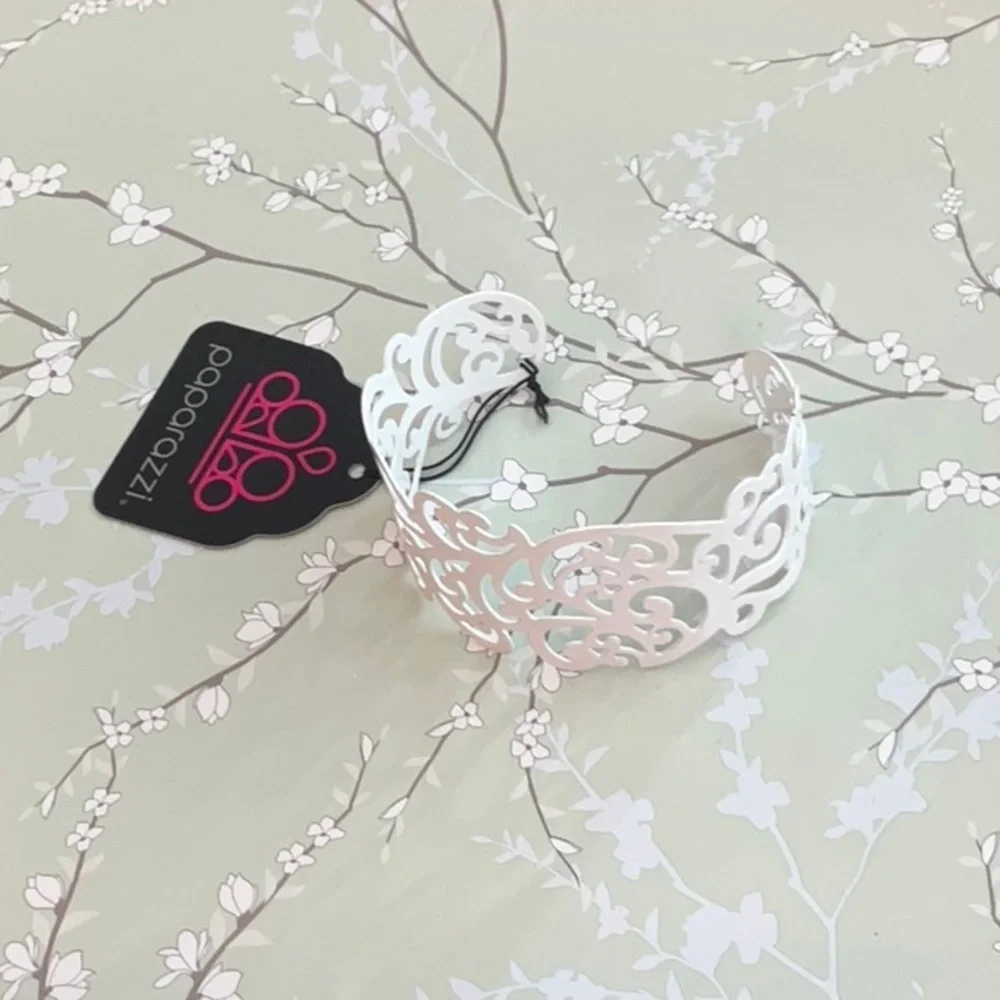❄️ Paparazzi | White Blossom Cuff Bracelet Wedding Beach Shabby Chic